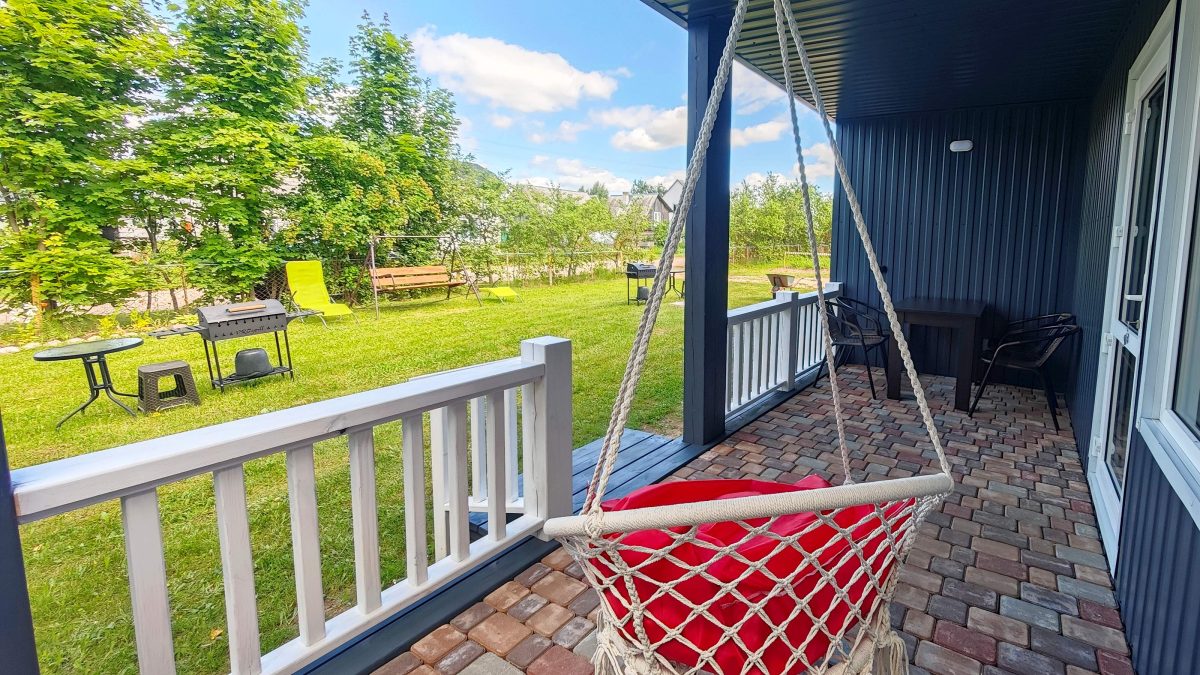  На террасе качели, стол и стулья