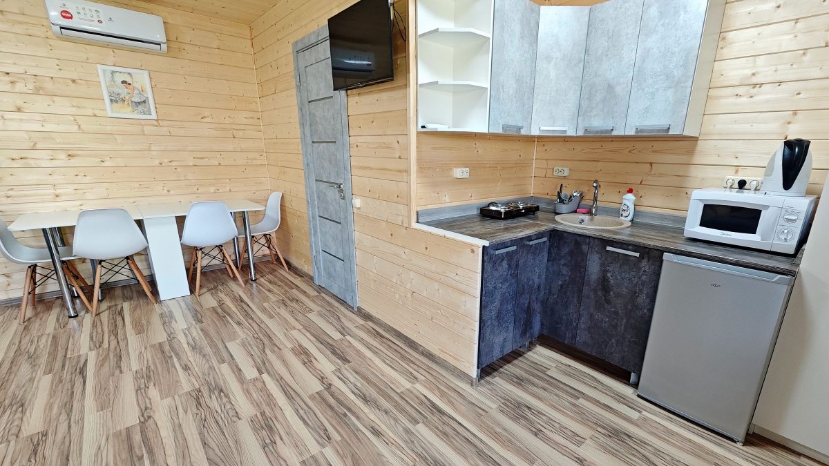 Кухня оборудована посудой и техникой