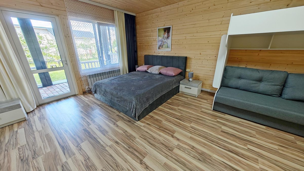 Большая двухспальная кровать шириной 160 см.