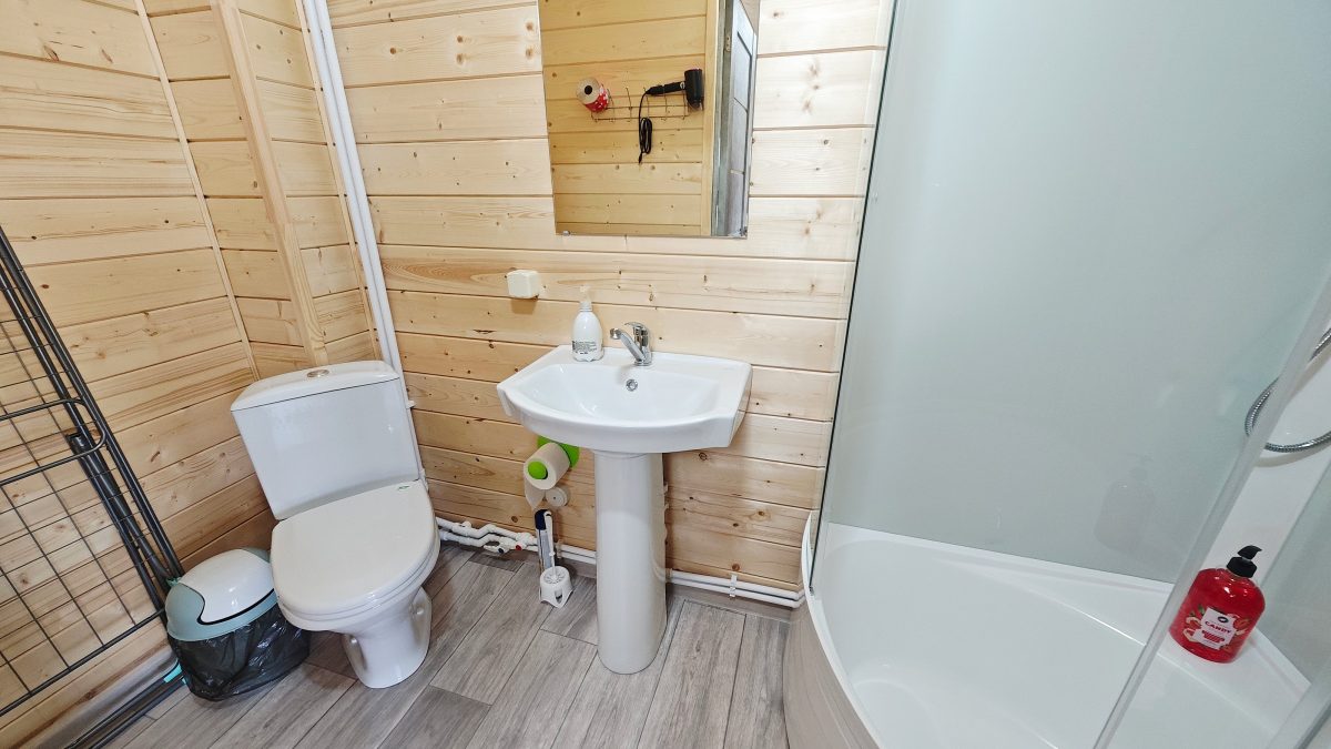 В ванной комнате полотенца, фен, сушилка и т.д.