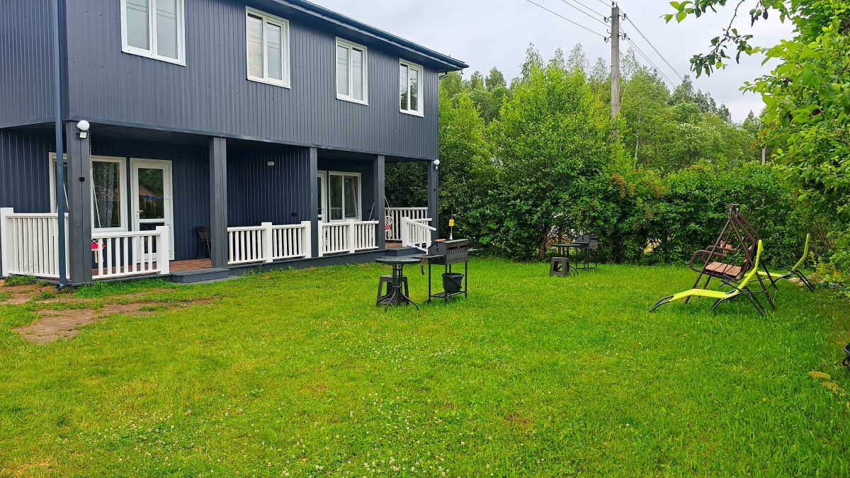 Вход в Изумрудный домик находится справа, а в Хрустальный слева. 