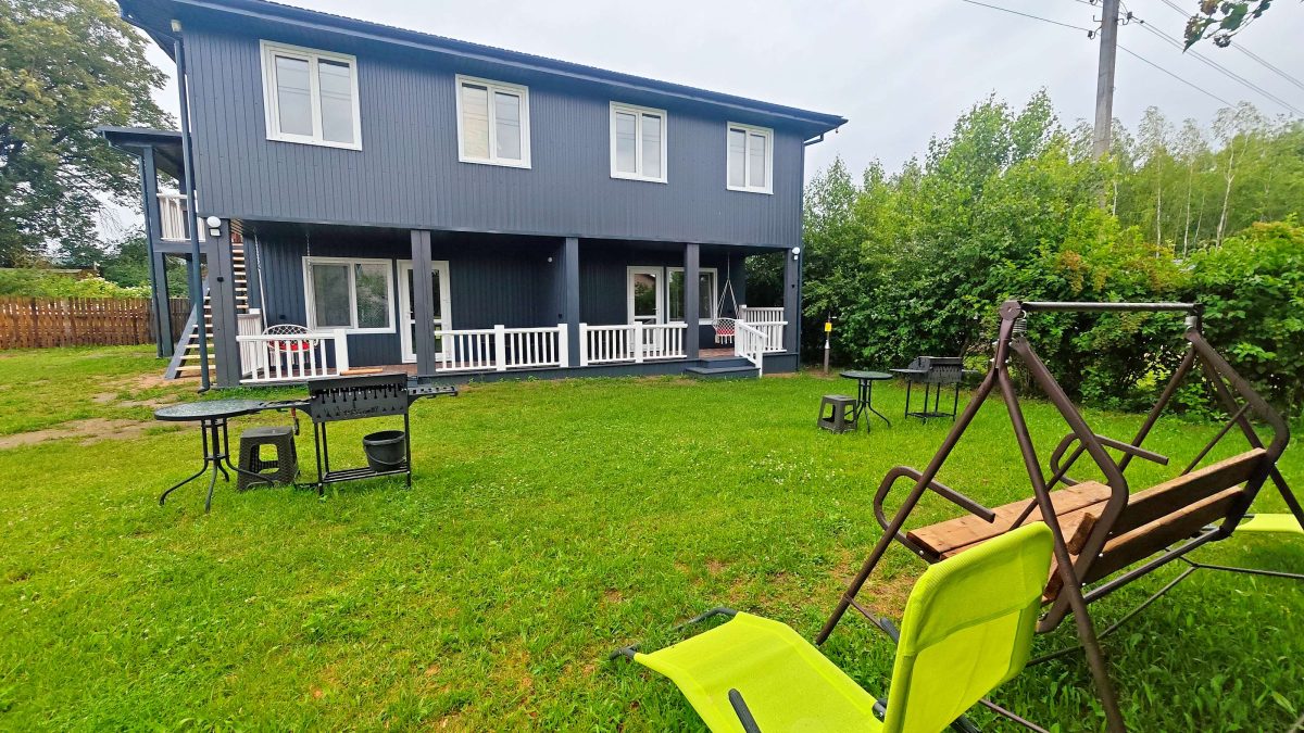 Вход в апартаменты слева здания, рядом стоянка