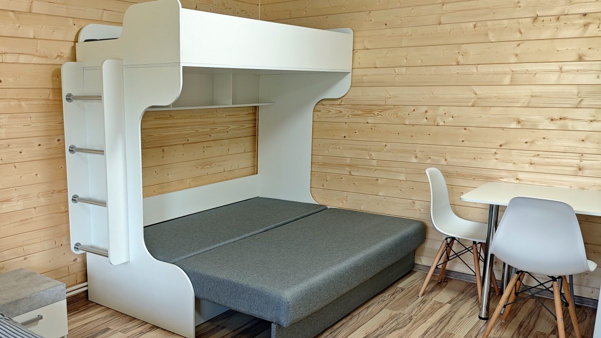 Двухспальный диван-кровать шириной 150 см.