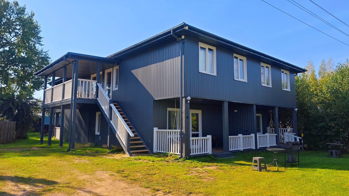 У апартаментов отдельный вход на втором этаже