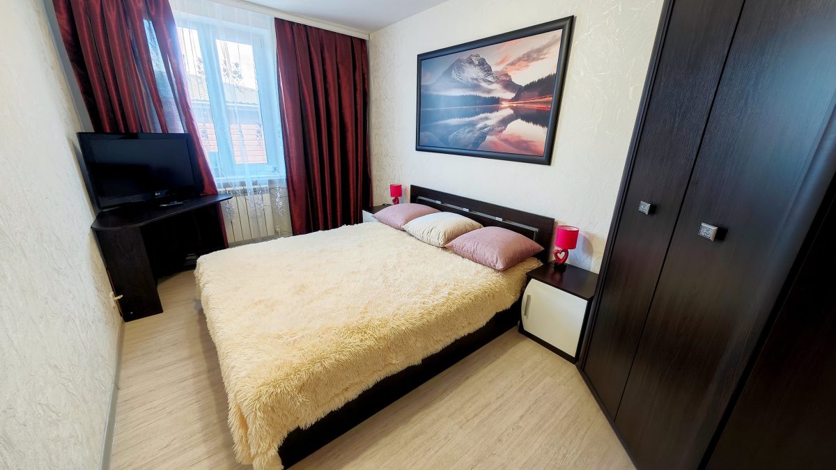 Малиновые апартаменты. Большая двухспальная кровать шириной 160 см. в первой спальне. Телевизор (8 каналов)