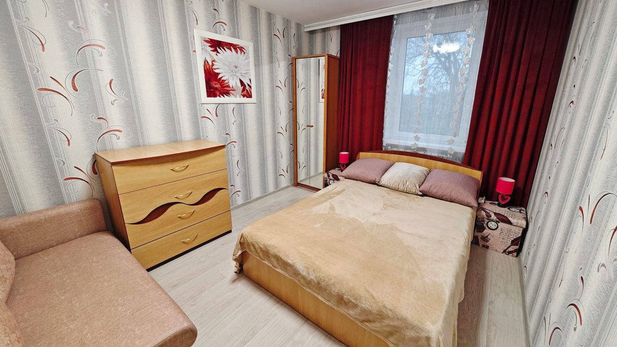 Золотые апартаменты. Двухспальная кровать шириной 140 см. во второй спальне. Шкаф и комод