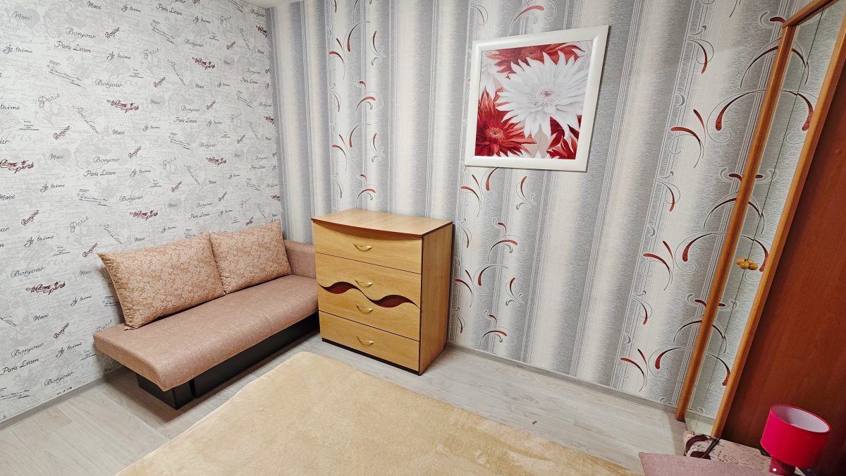 Золотые апартаменты. Диван-кровать раскладывается в спальное место длиной 185 см