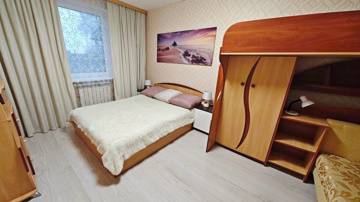 Золотые апартаменты. Двухспальная кровать шириной 140 см. в первой спальне. Шкаф и комод