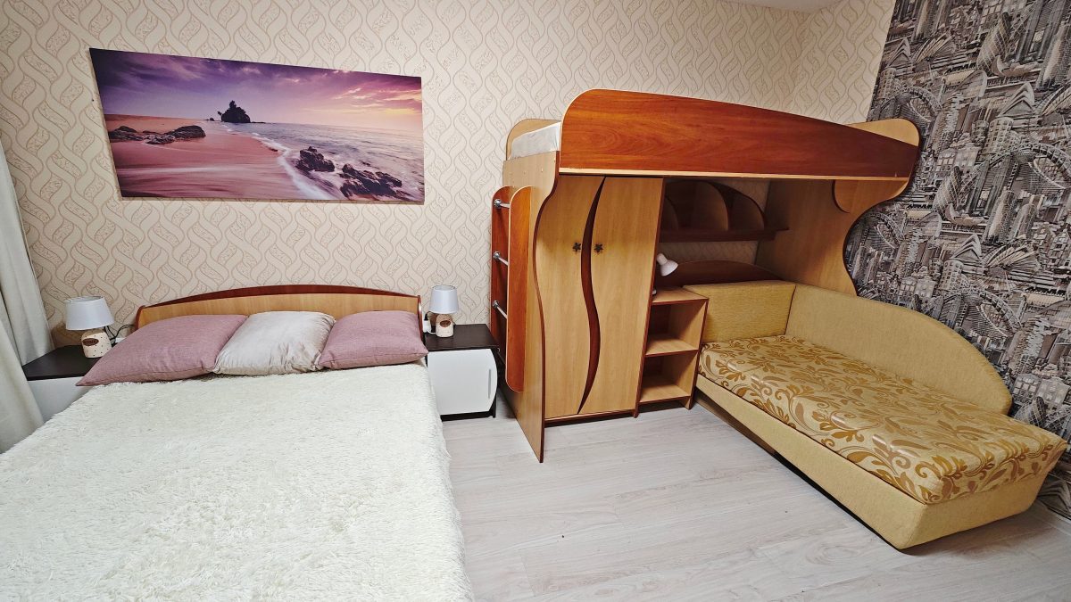 Золотые апартаменты. Диван-кровать раскладывается в спальное место длиной 185 см. плюс двухъярусная кровать