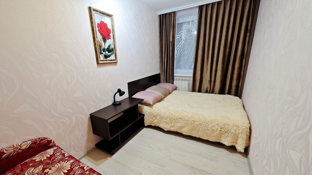 Малиновые апартаменты. Двухспальный диван шириной 140 см. во второй спальне.