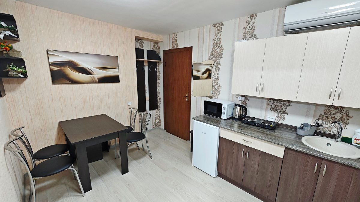 Кондиционер, интернет, телевизор (8 каналов), стол, стулья