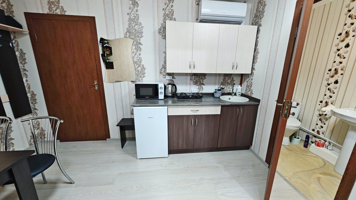 Малиновые апартаменты. Кухня оборудована посудой и техникой