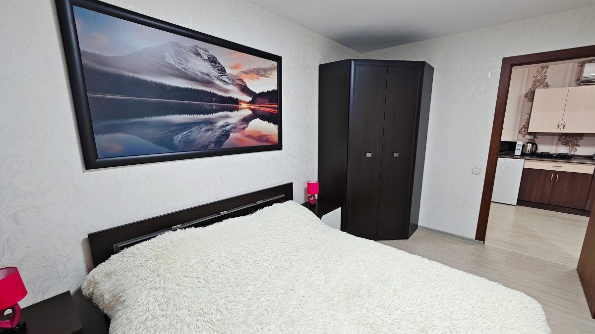 Малиновые апартаменты. Вместительный шкаф для вещей