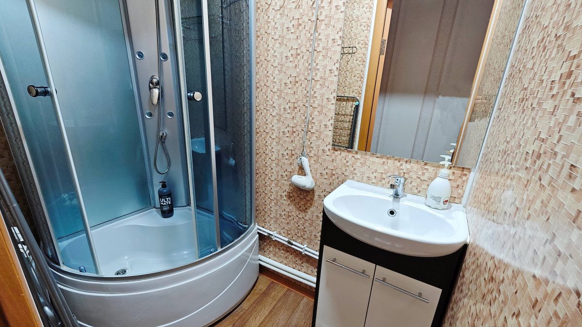 Золотые апартаменты. В ванной комнате полотенца, фен, сушилка и т.д.