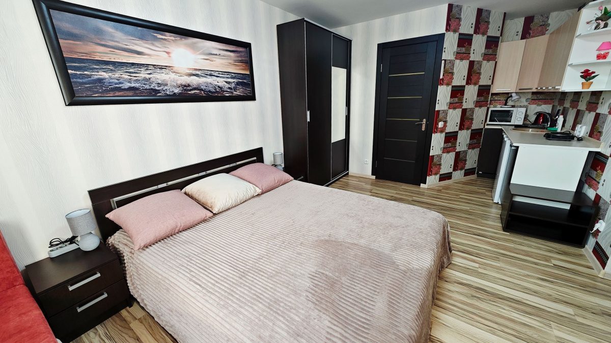 Вместительный шкаф для вещей с зеркалом