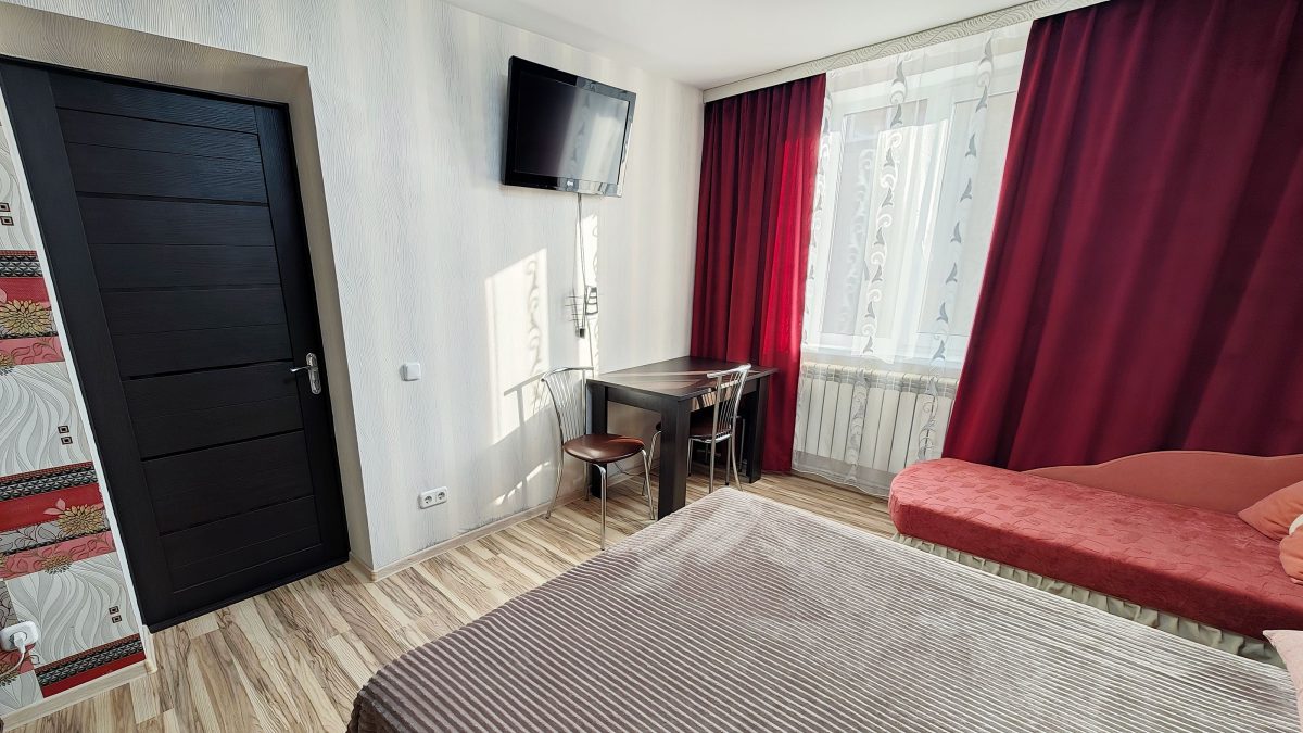 Интернет, телевизор (8 каналов), стол, стулья