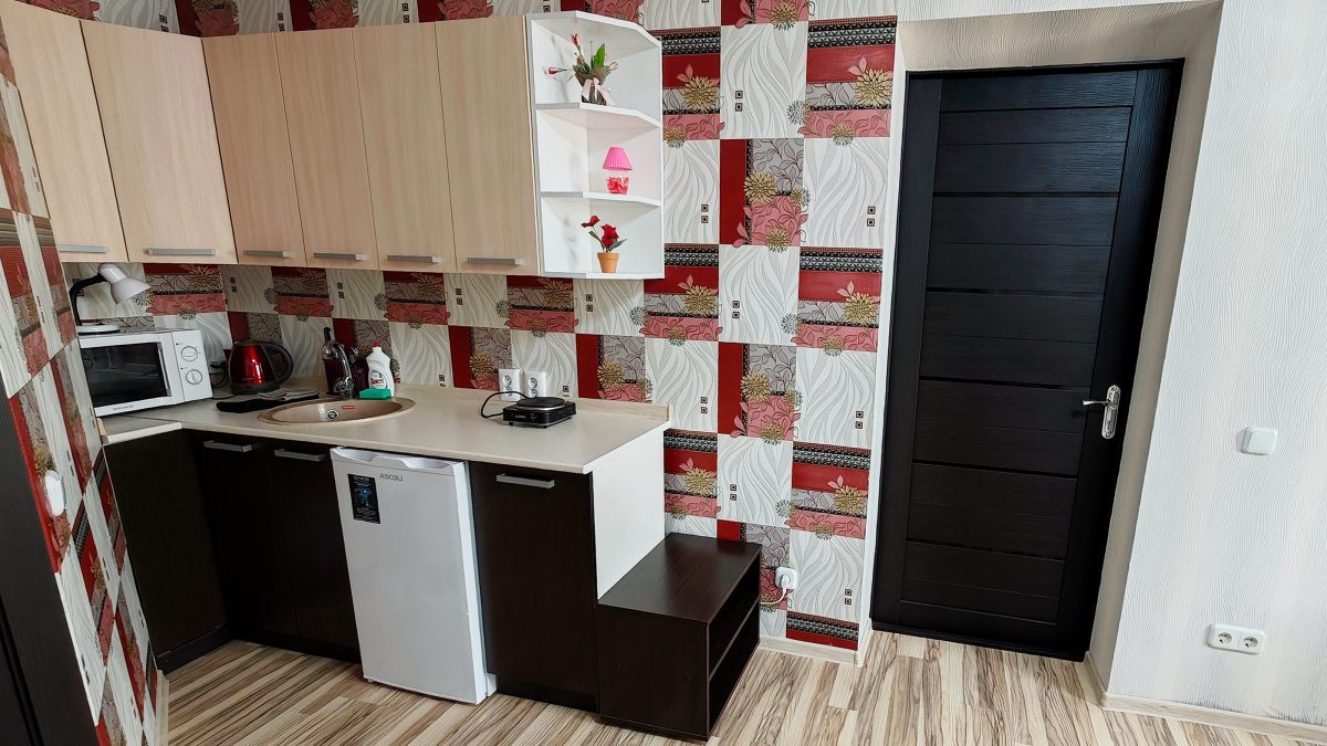 Кухня оборудована посудой и техникой