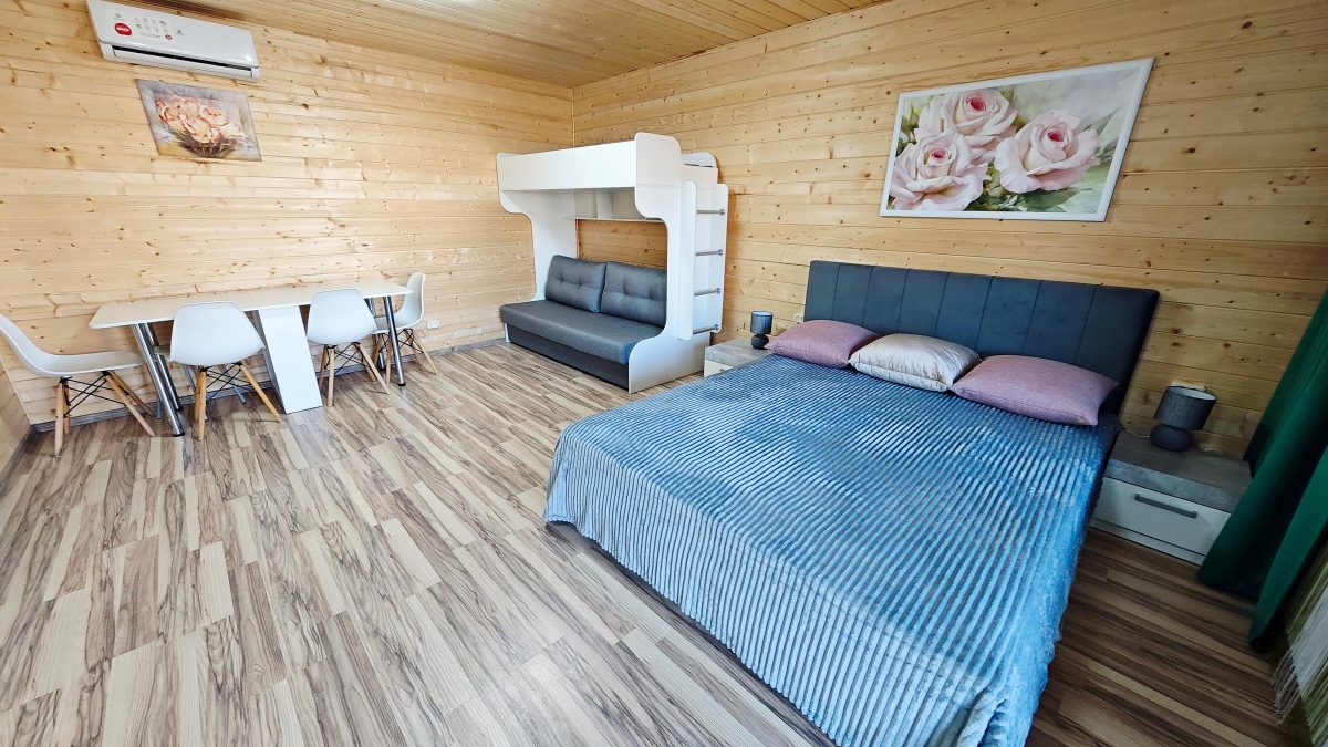 Большая двухспальная кровать шириной 160 см.