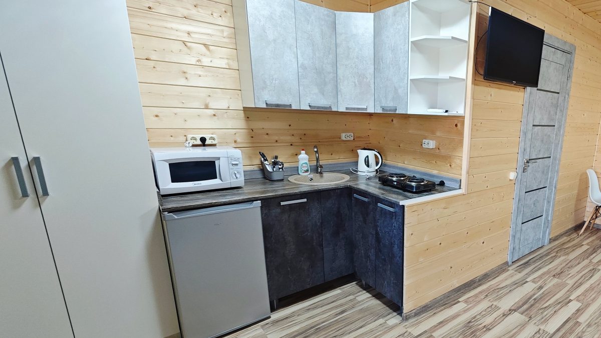 Кухня оборудована посудой и техникой