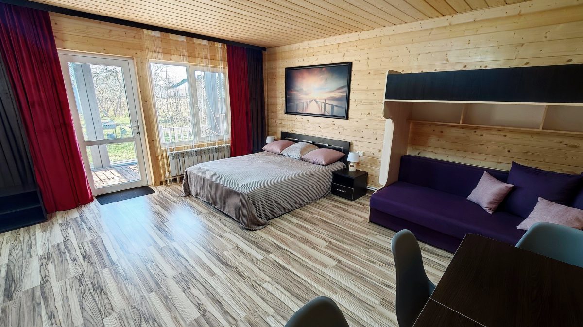 Большая двухспальная кровать шириной 160 см.