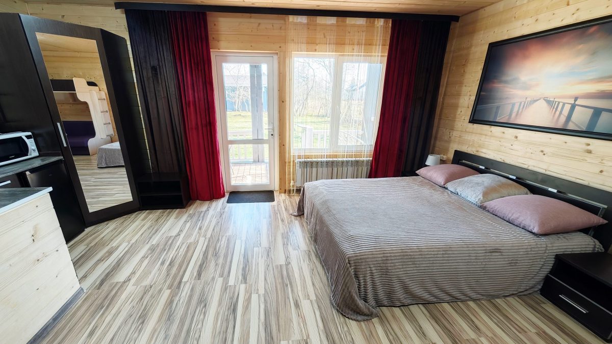 Вместительный шкаф для вещей с зеркалом