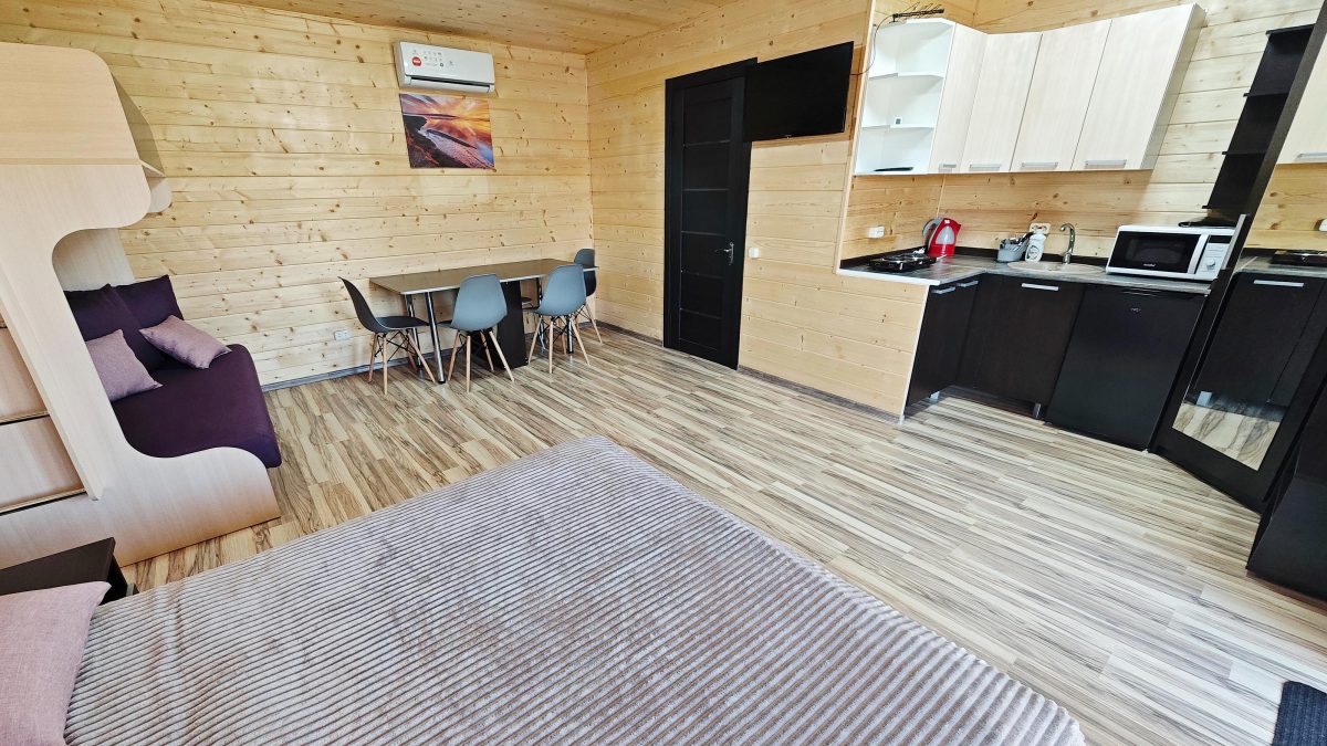 Кондиционер, интернет, телевизор (8 каналов), стол, стулья