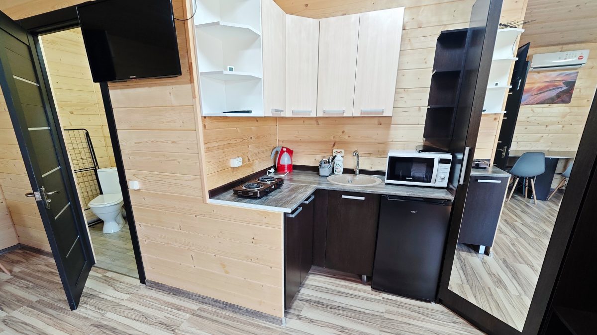 Кухня оборудована посудой и техникой