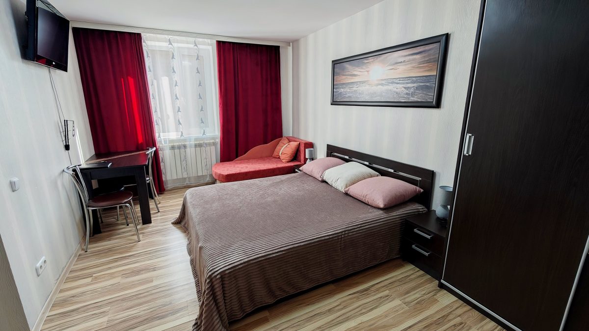 Большая двухспальная кровать шириной 160 см.