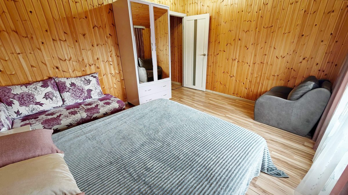 Большая двухспальная кровать шириной 160 см.