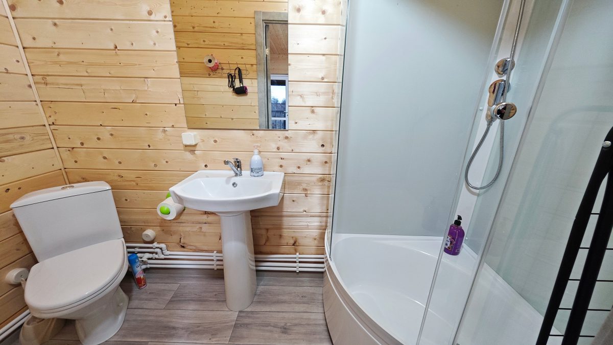 В ванной комнате полотенца, фен, сушилка и т.д.