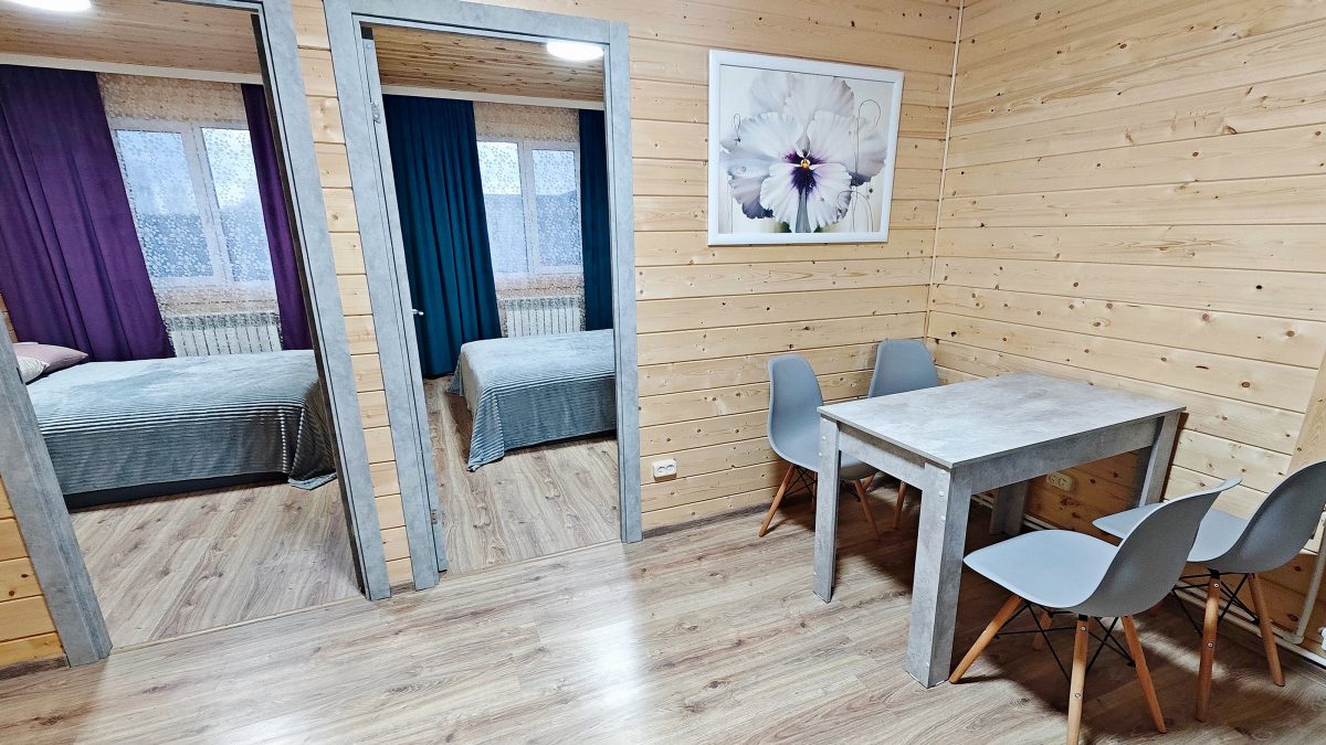 Кондиционер, интернет, телевизор (8 каналов), стол, стулья