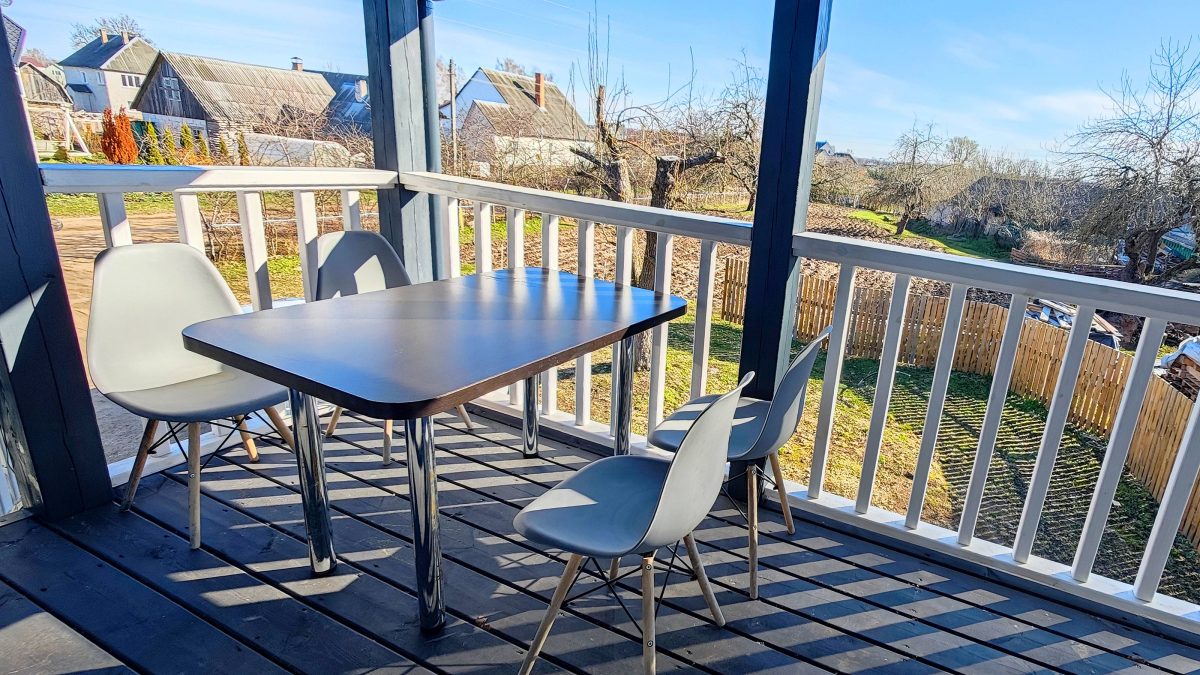 Внизу террасы-балкона собственный мангал 