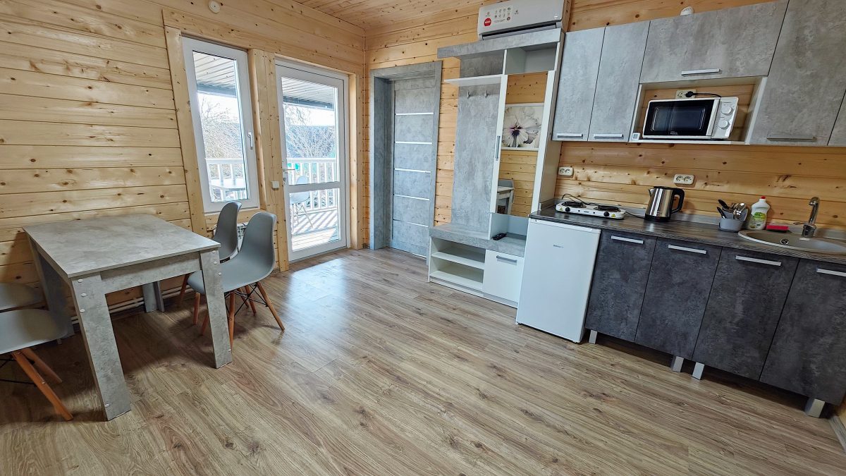 Кухня оборудована посудой и техникой