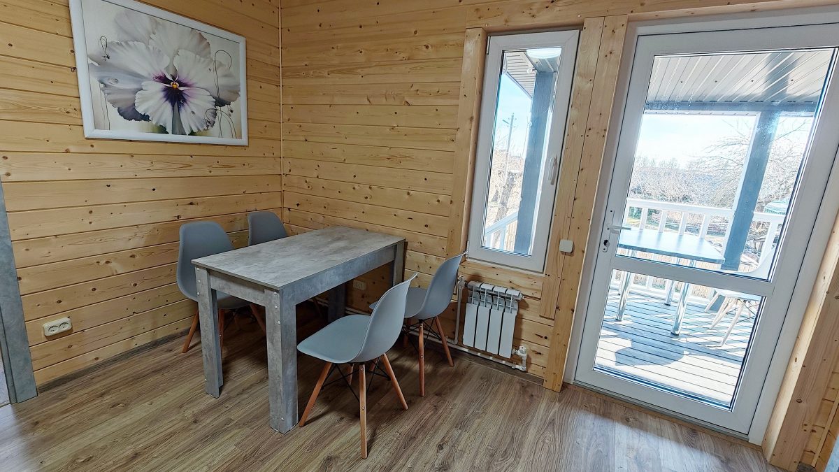 Перед входом собственная терраса-балкон