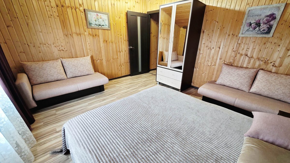 Большая двухспальная кровать шириной 160 см.