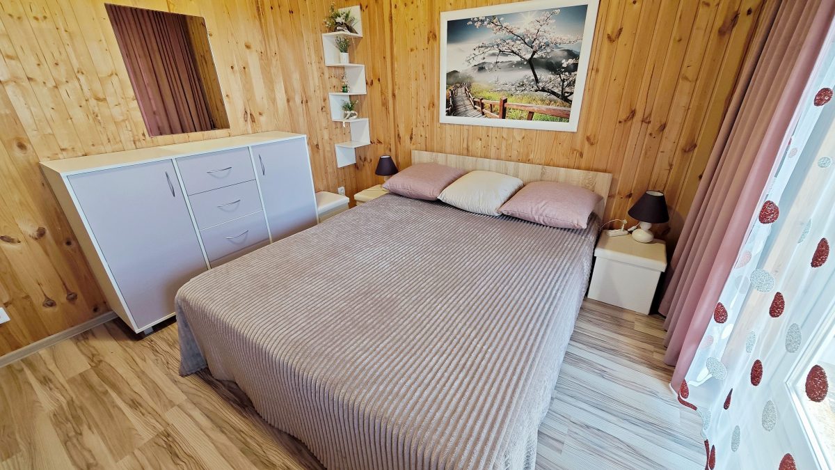 Большая двухспальная кровать шириной 160 см