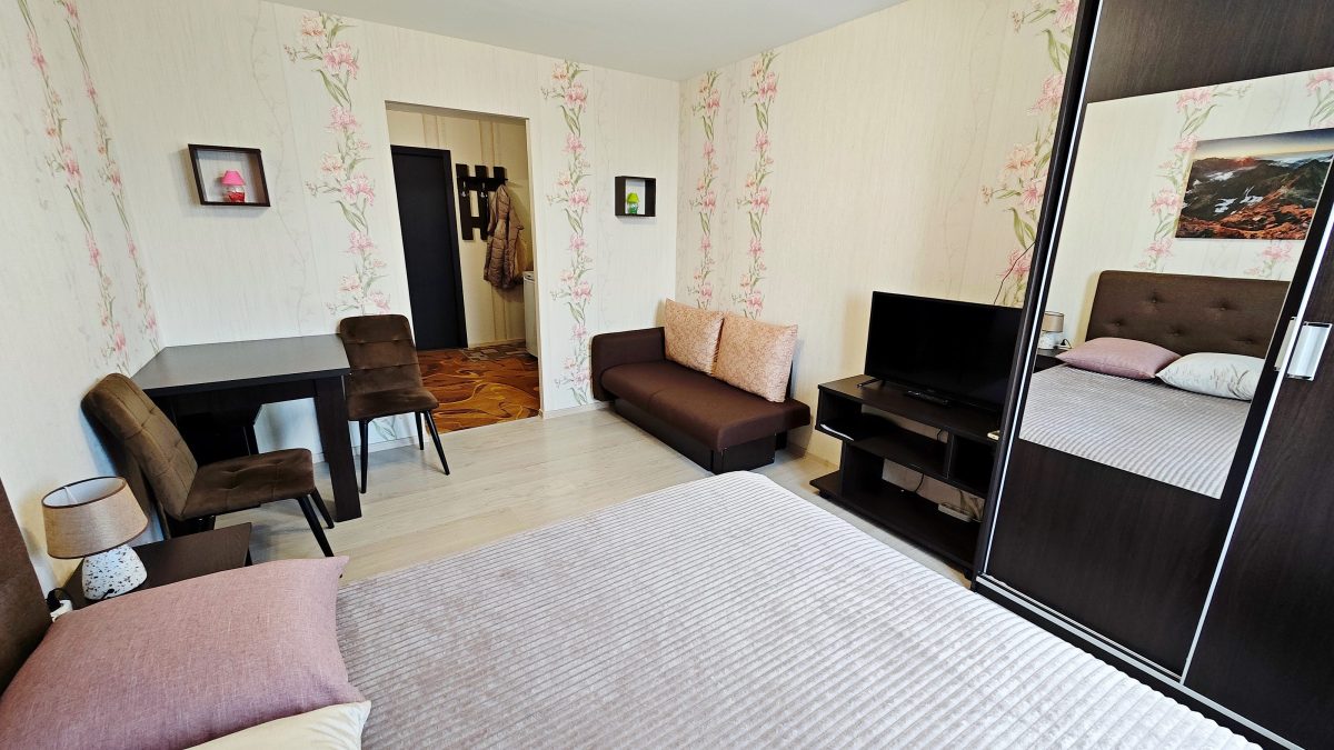 Большая двухспальная кровать шириной 160 см.