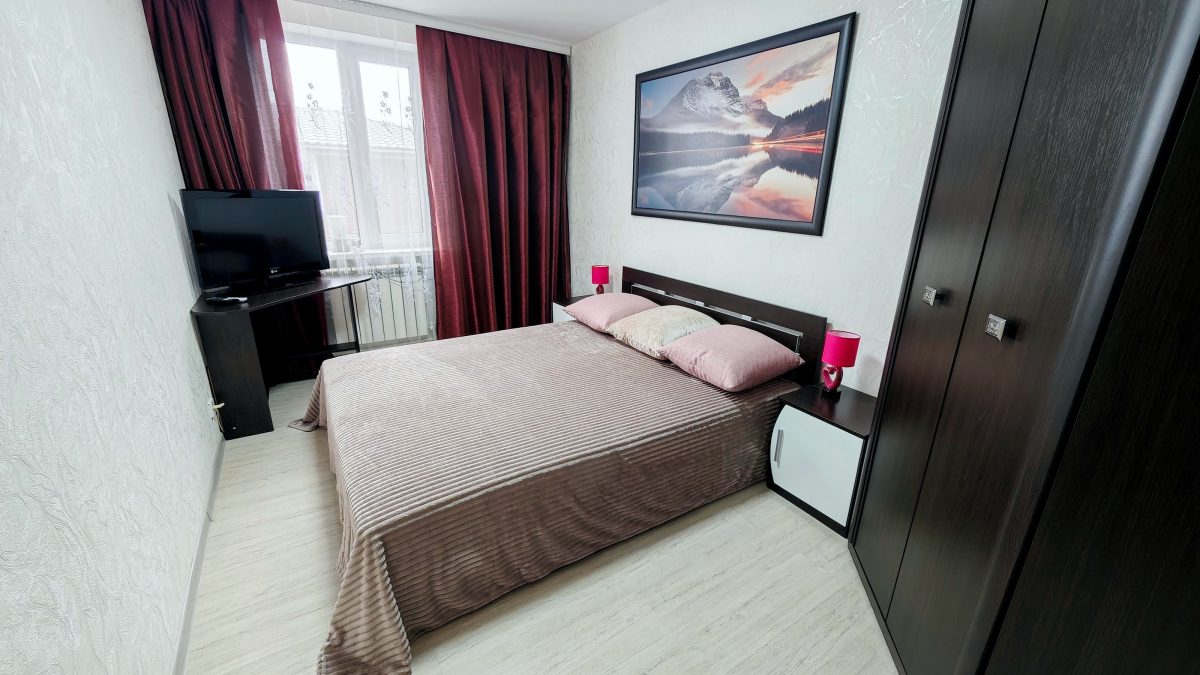 Большая двухспальная кровать шириной 160 см