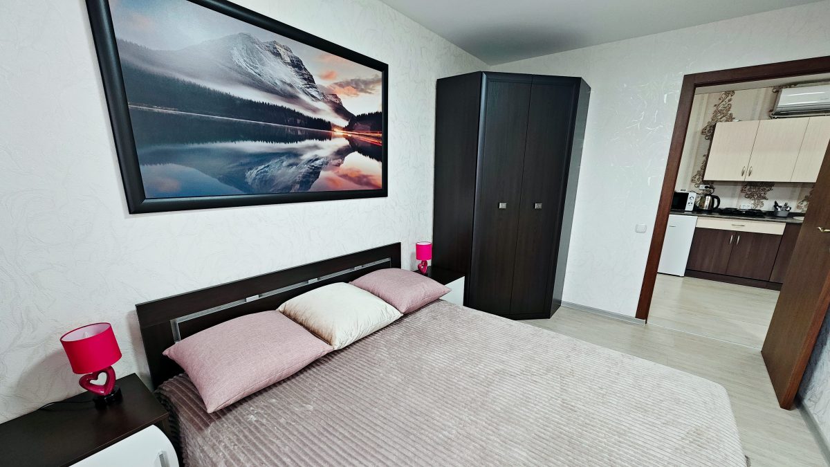 Большая двухспальная кровать шириной 160 см.