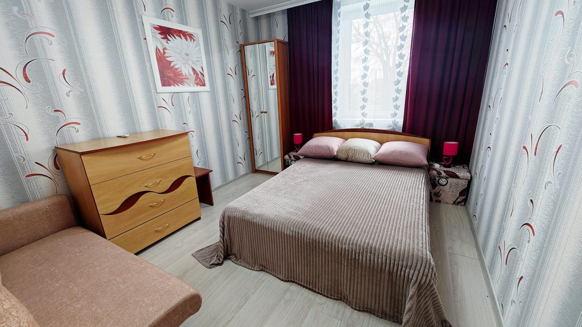 Двухспальная кровать шириной 140 см.