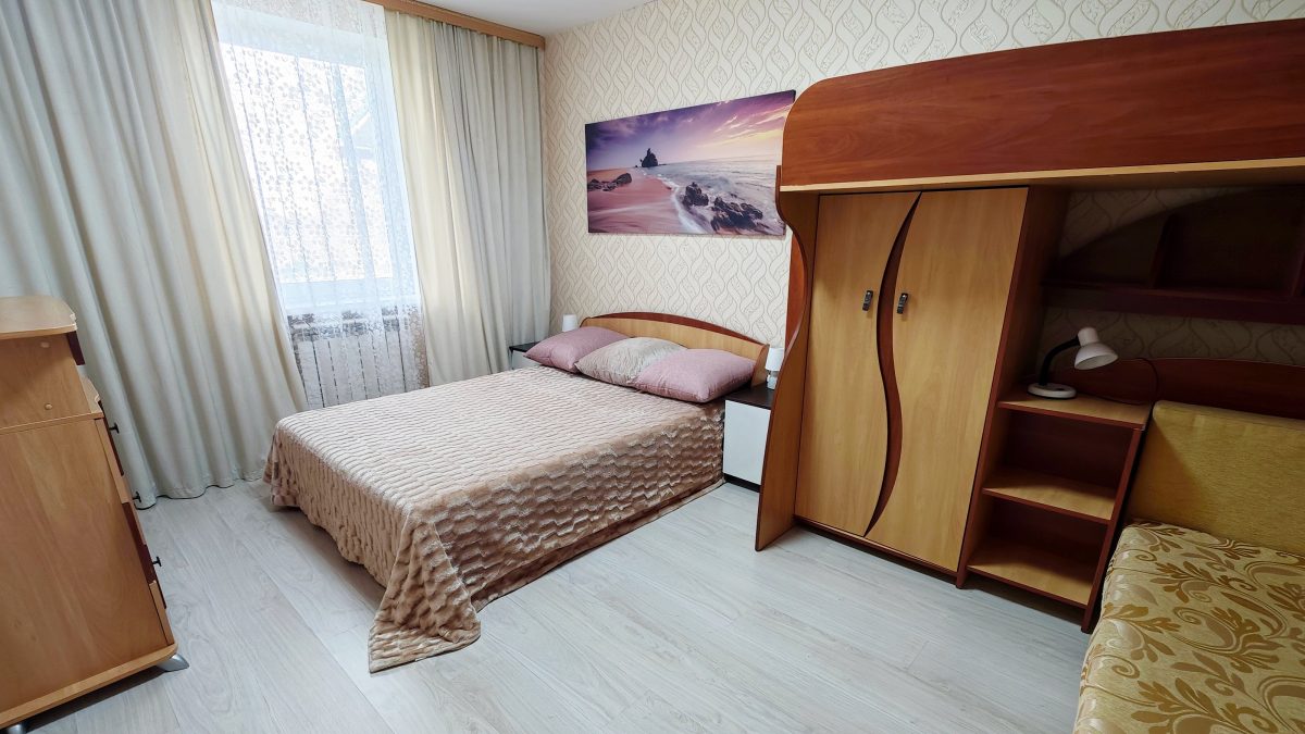 Двухспальная кровать шириной 140 см. Шкаф и комод