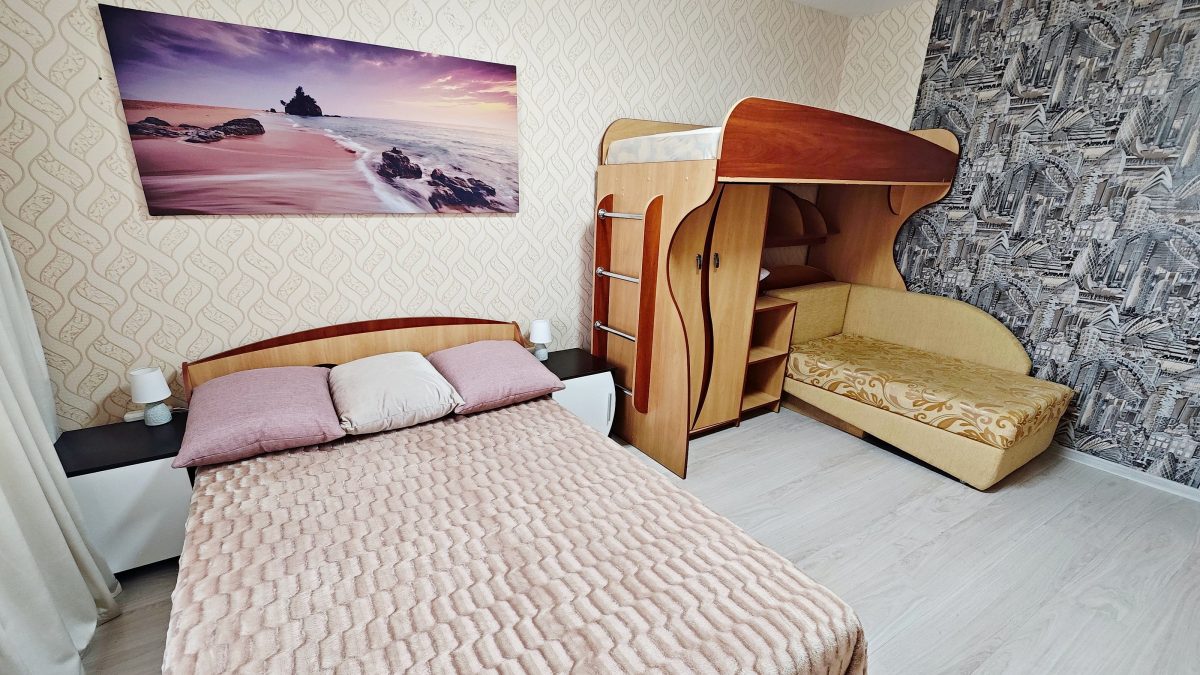 Диван длиной 185 см. + двухъярусная кровать