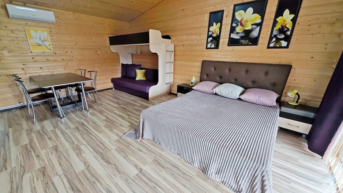 Большая двухспальная кровать шириной 160 см.