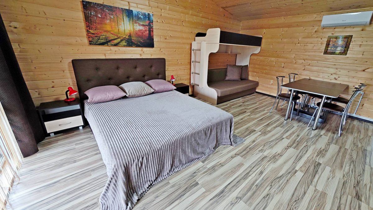 Большая двухспальная кровать шириной 160 см.