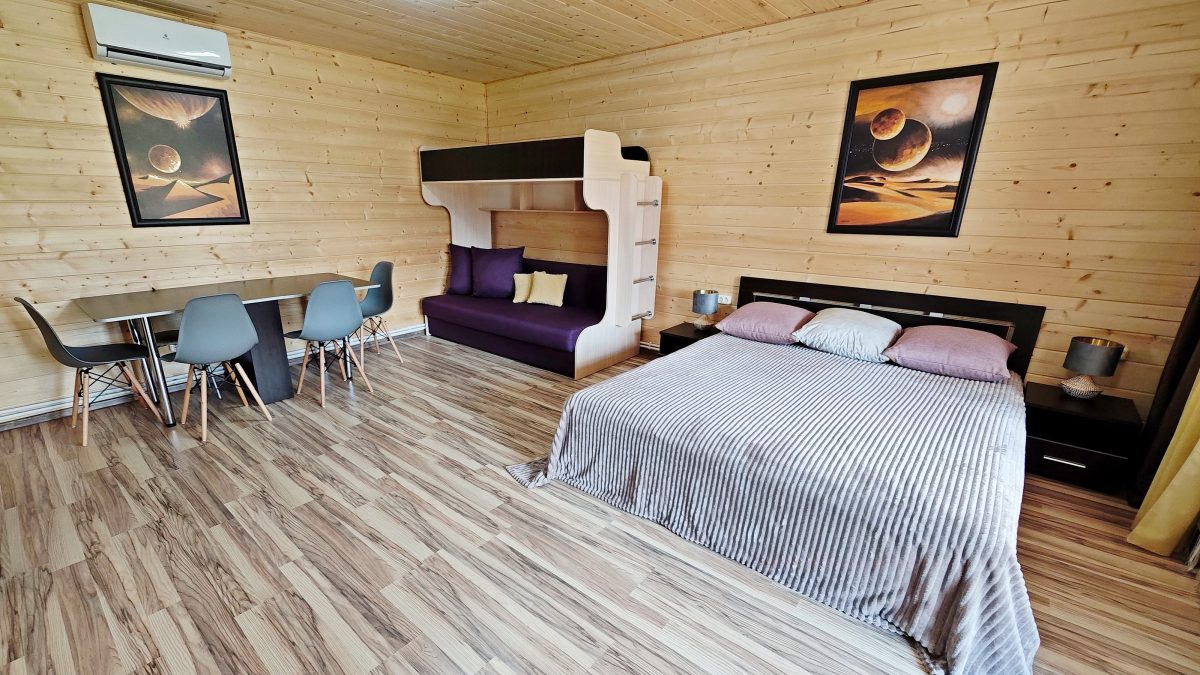 Большая двухспальная кровать шириной 160 см.