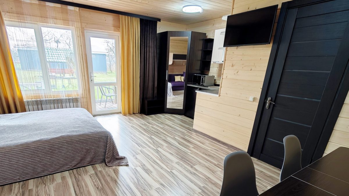 Вместительный шкаф для вещей с зеркалом