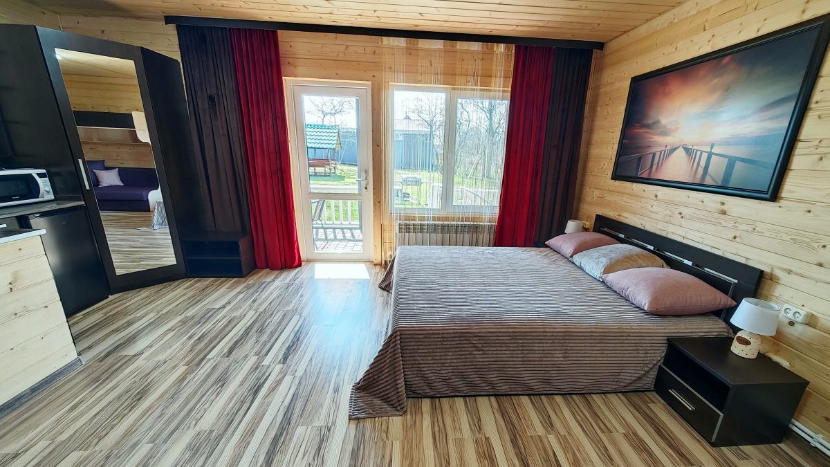 Вместительный шкаф для вещей с зеркалом