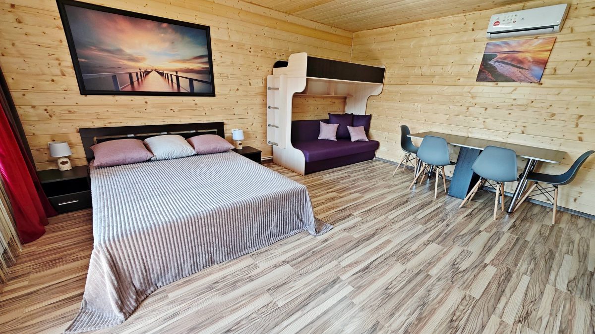 Большая двухспальная кровать шириной 160 см.