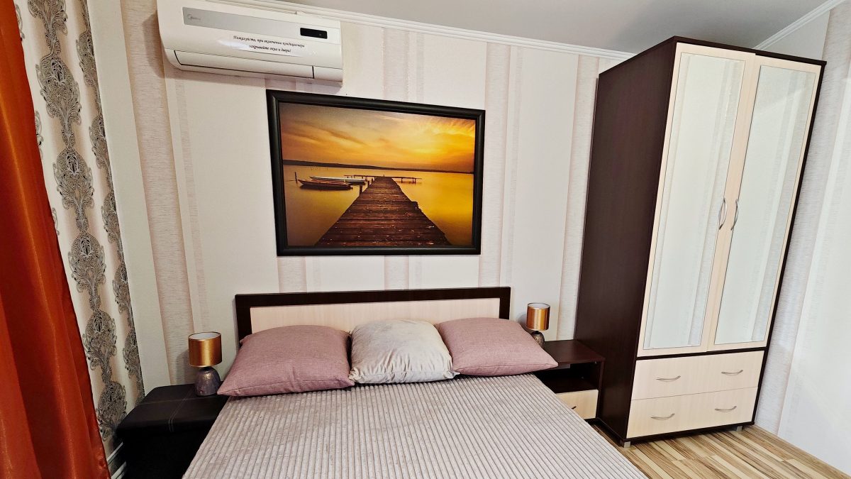 Двухспальная кровать шириной 140 см. Кондиционер