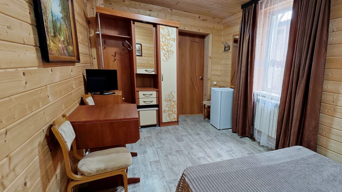 Двухспальная кровать шириной 140 см.